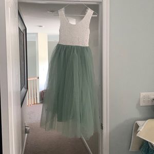 Beautiful white and green dress. Size girls 10.